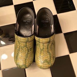 Dansko - green python patterned clogs -39 (8.5)